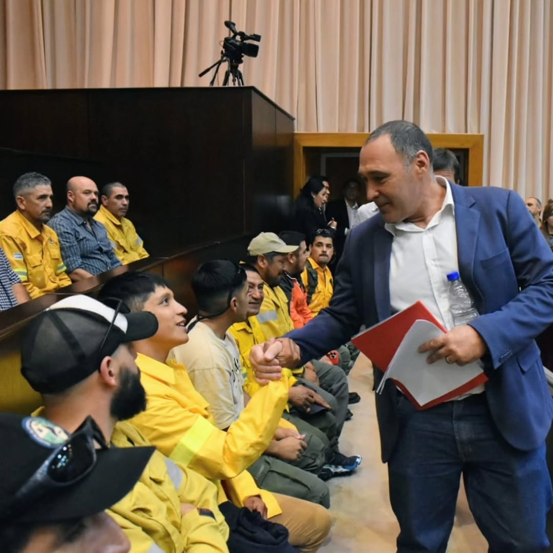 Pampa Peralta con trabajadores